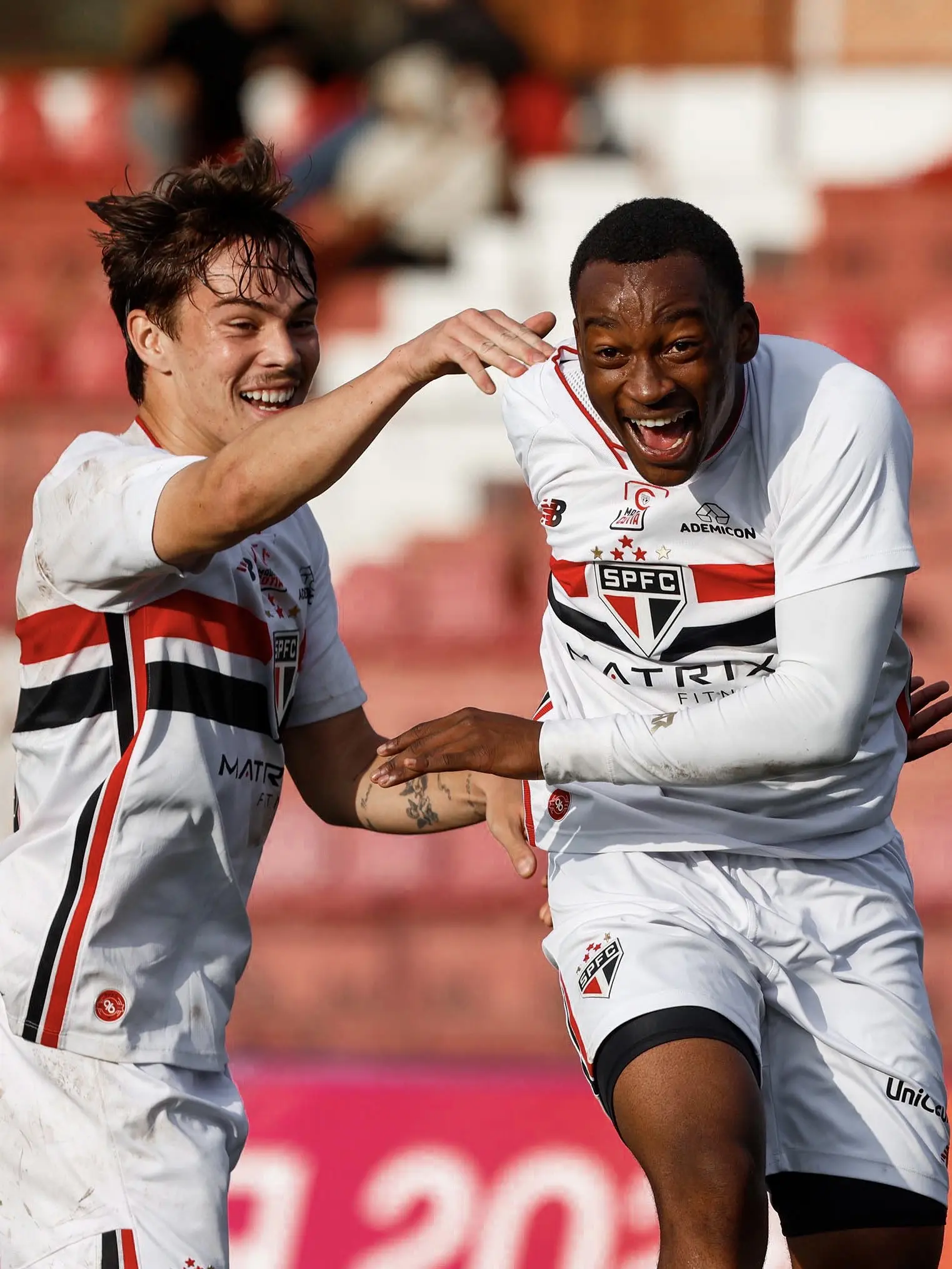 São Paulo bate União São João e cola na liderança do Paulistão sub-20