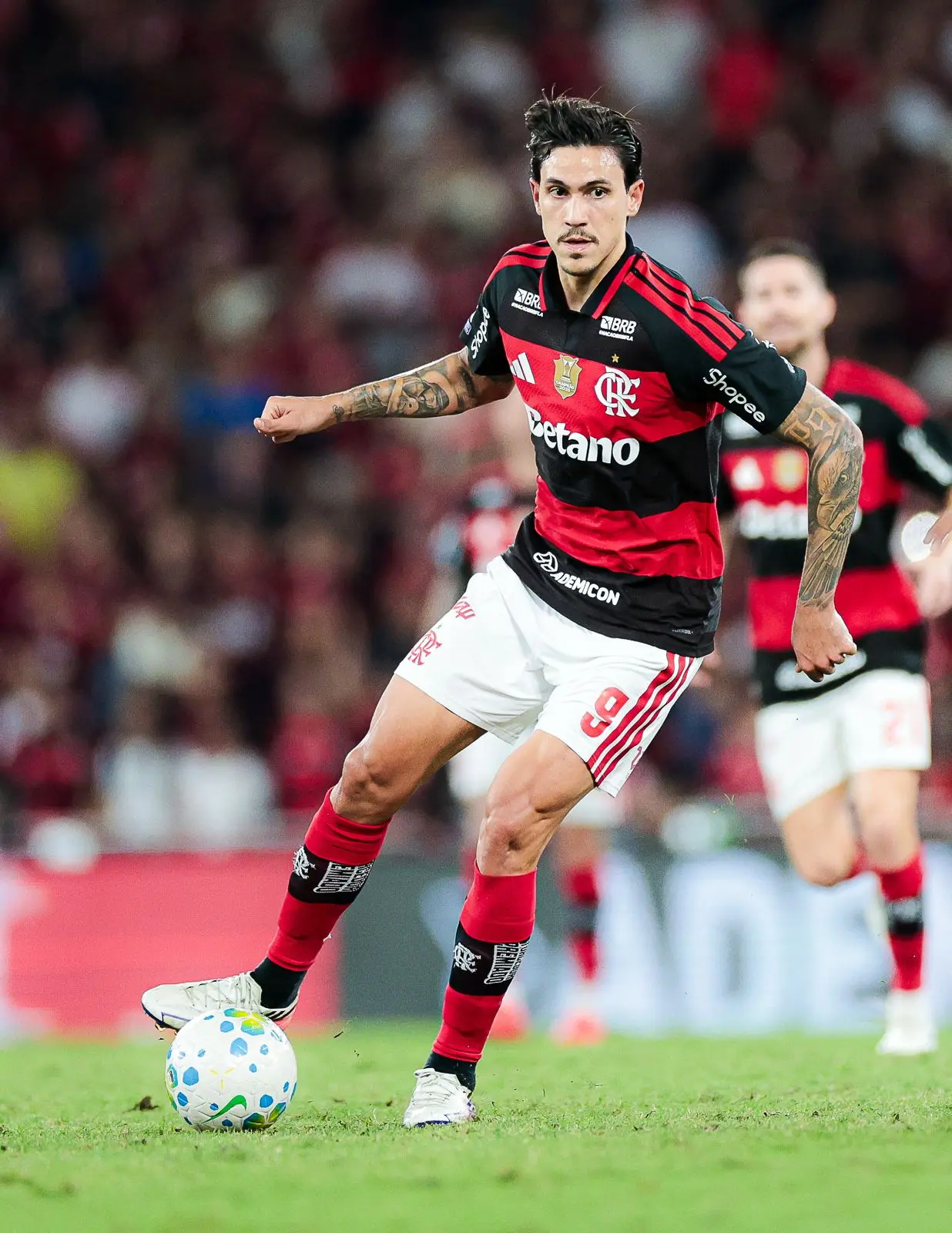 Autor de um dos gols do Flamengo, Pedro critica campo do Maracanã: “Ruim”