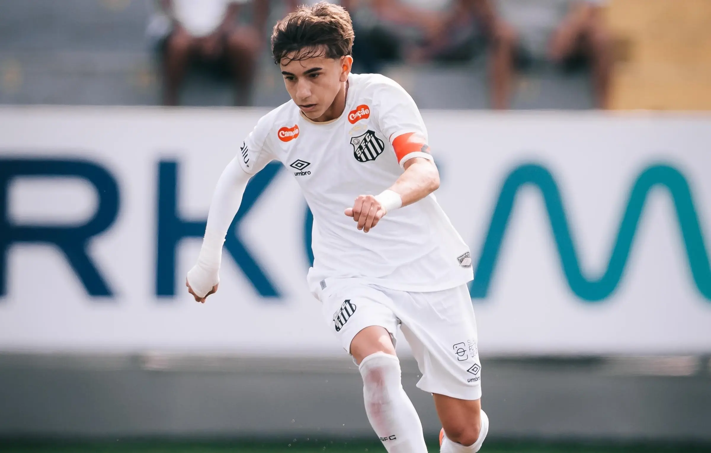 Campeão com a Seleção, promessa do Santos de 14 anos ganha chance no sub-17