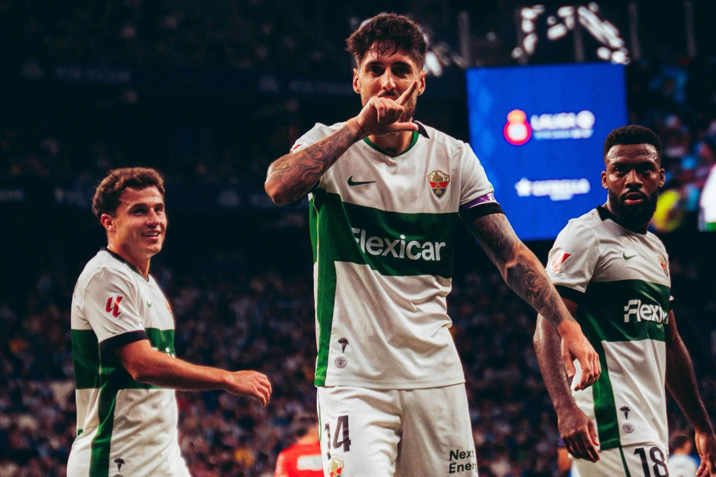 Com um a menos, Elche vence o Espanyol, conquista a primeira vitória e deixa a lanterna do Espanhol