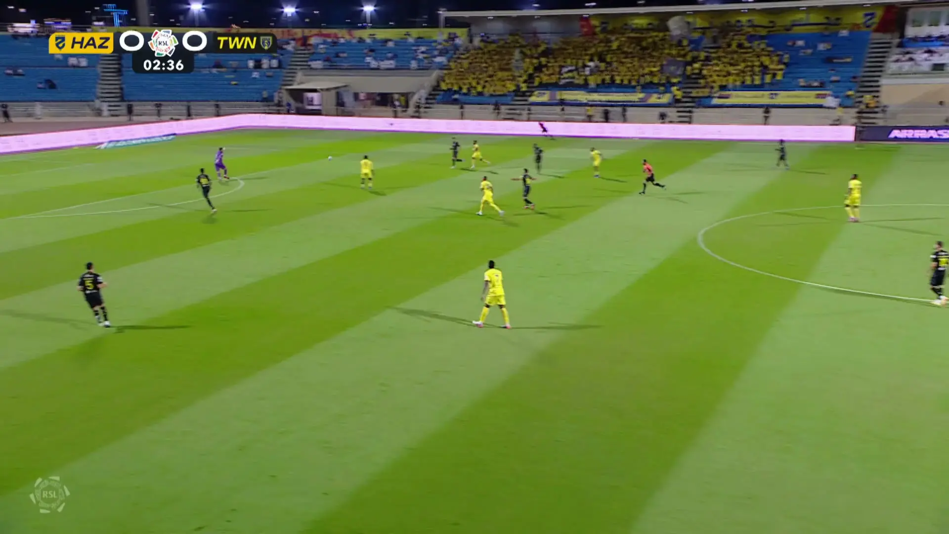 Goleiro do Al Taawoun é punido após se aventurar demais fora da área; confira o lance