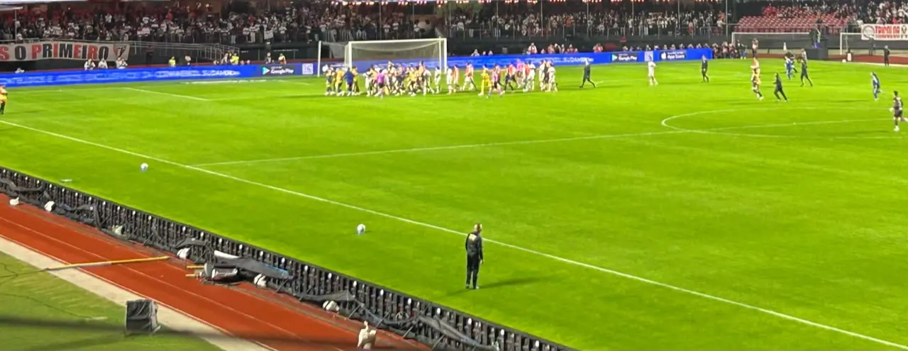 São Paulo x Boca tem princípio de confusão no gramado após apito final