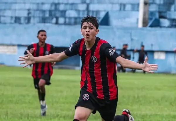 Santos assina com meia de 14 anos descoberto por ex-jogador; veja valor da multa