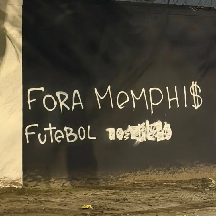 Torcida do Corinthians picha muros do Parque São Jorge para protestar contra Memphis