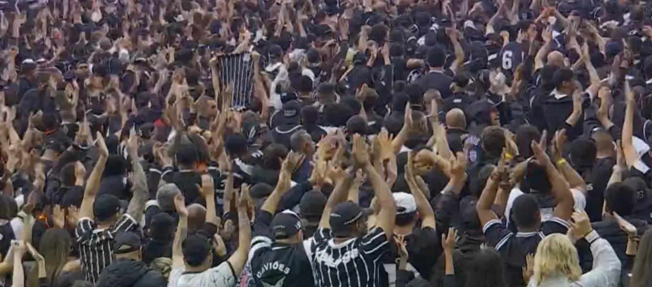 Torcida do Corinthians protesta e fica de costas antes de jogo contra o Fluminense