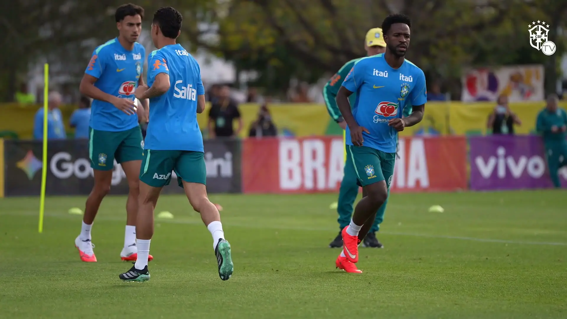 Com Vini Jr, Seleção treina pela primeira vez com elenco completo