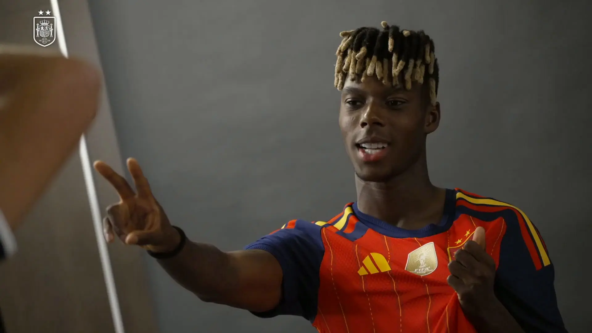 Espanha exibe camisa com as duas estrelas de campeã mundial