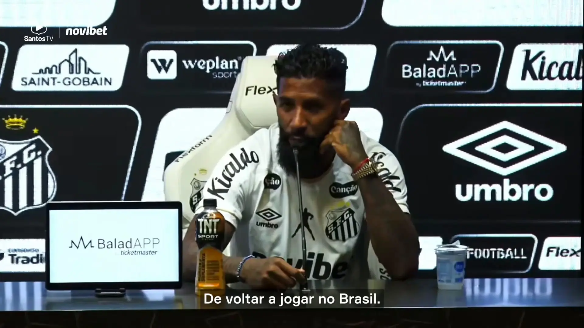 Rodinei celebra rápida adaptação ao Santos: “jogadores me deram confiança”