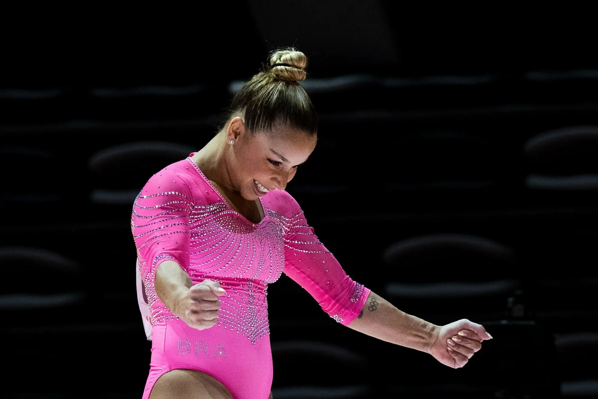 Flávia Saraiva conquista ouro nas paralelas da Copa do Mundo de Ginástica na Hungria