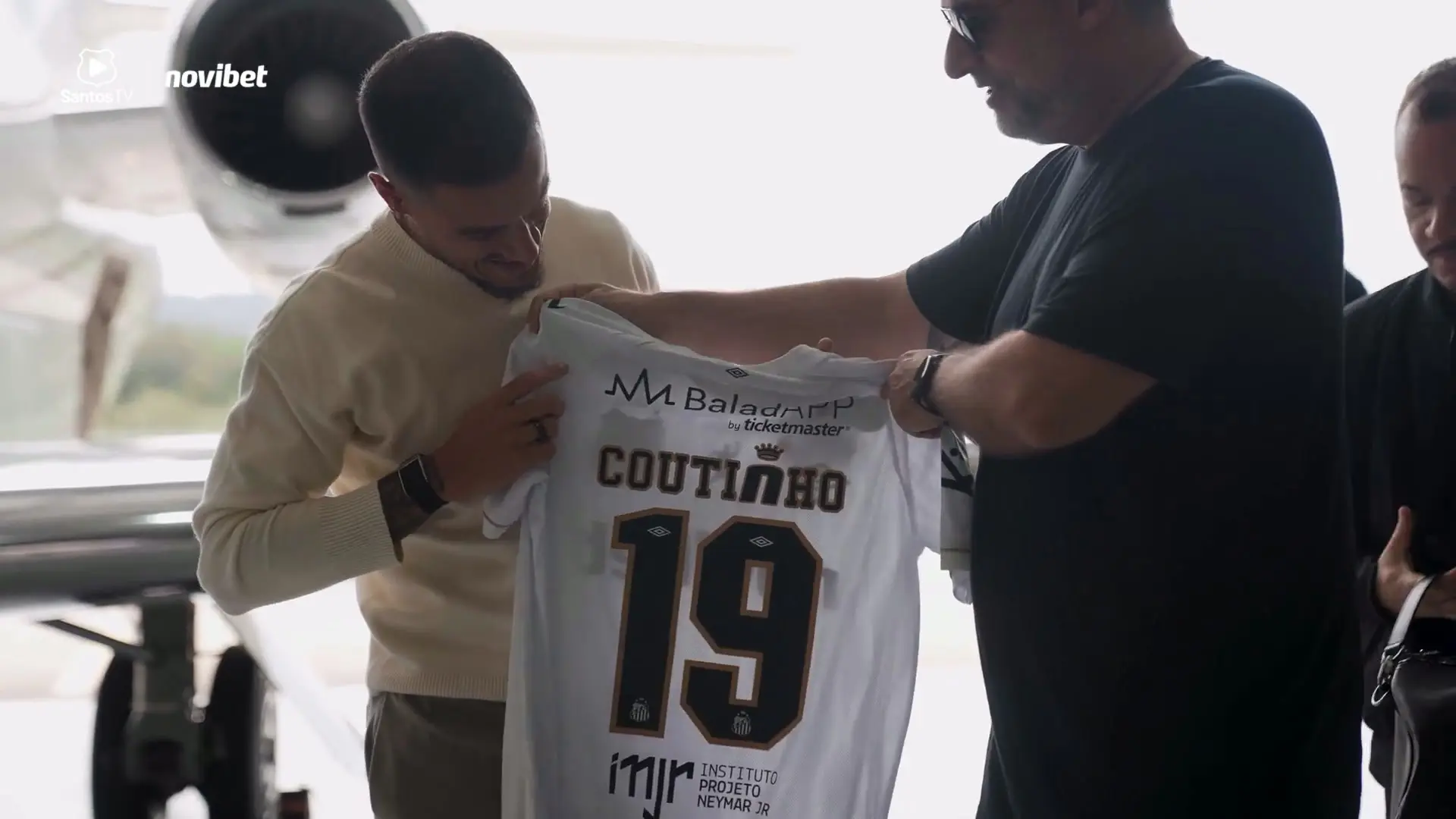 Coutinho celebra chegada ao Santos e parceria com Neymar