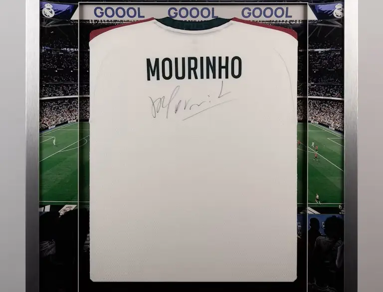 Camisas autografadas por estrelas do Real Madrid vão a leilão