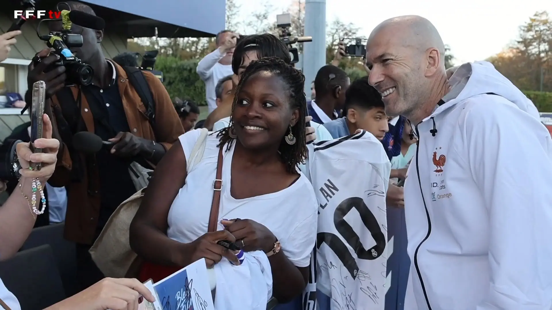 Zidane e astros da França dão autógrafos a torcedores em Clairefontaine