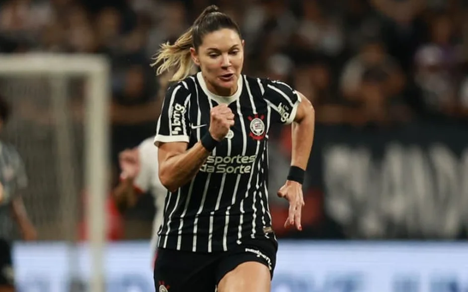 Corinthians supera expulsão e garante vaga na final do Brasileiro feminino