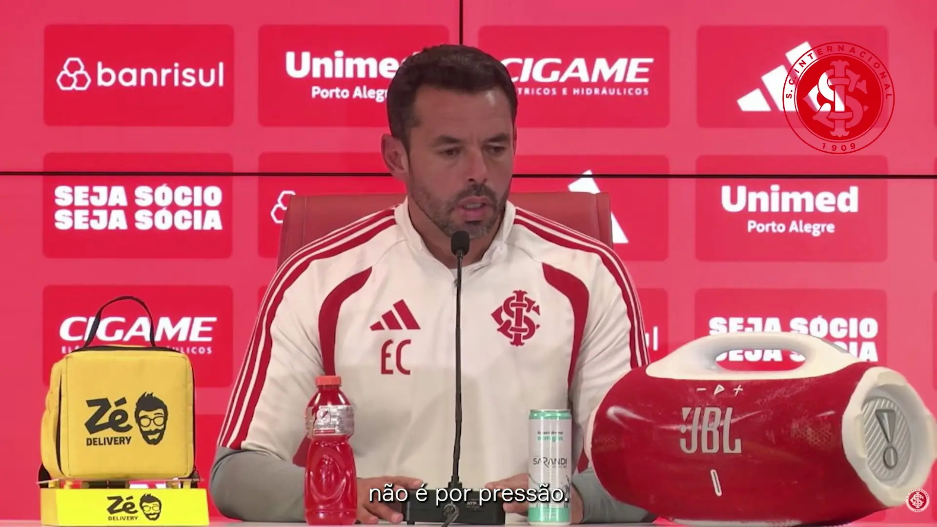 Pezzolano defende estratégia usada no jogo contra o Santos