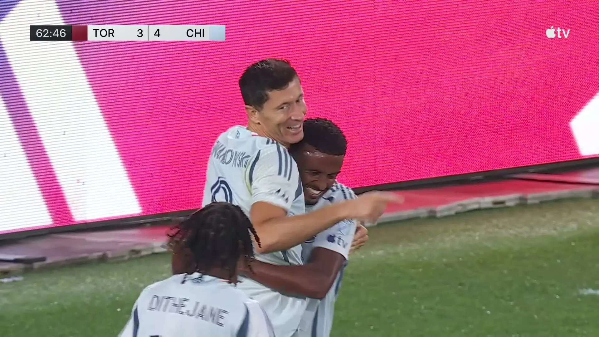 Lewandowski bem posicionado para colocar o Chicago Fire FC na frente contra o Toronto FC pela MLS