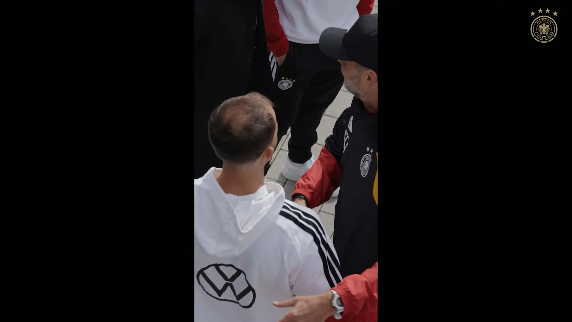 Klopp cumprimenta jogadores da Alemanha no início do treino