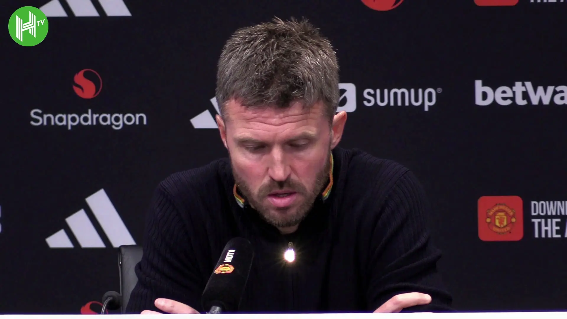 Carrick diz não se incomodar com pressão após eliminação chocante do Man United
