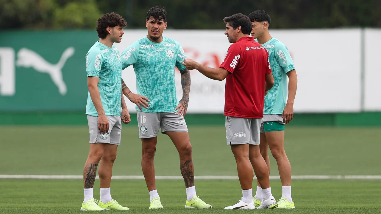 Palmeiras tem lista de pendurados contra o Bahia e liga alerta antes do Derby