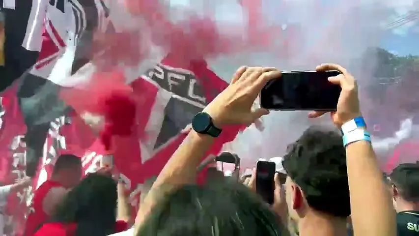 Torcida faz grande festa para recepcionar São Paulo antes da final do Brasileiro feminino
