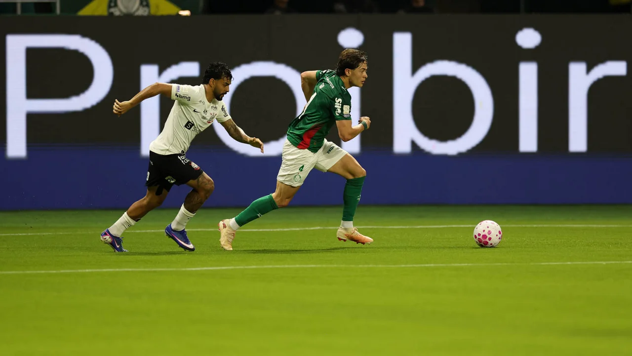 Dupla leva o terceiro cartão amarelo e desfalca o Palmeiras contra o Athletico-PR