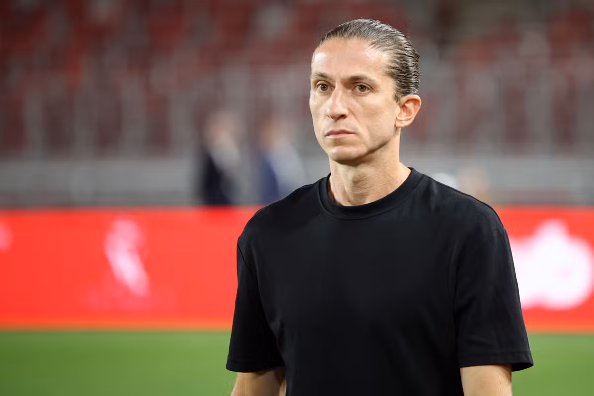 Jornal espanhol chama Filipe Luís de “invencível” e prevê brasileiro entre os melhores técnicos do mundo