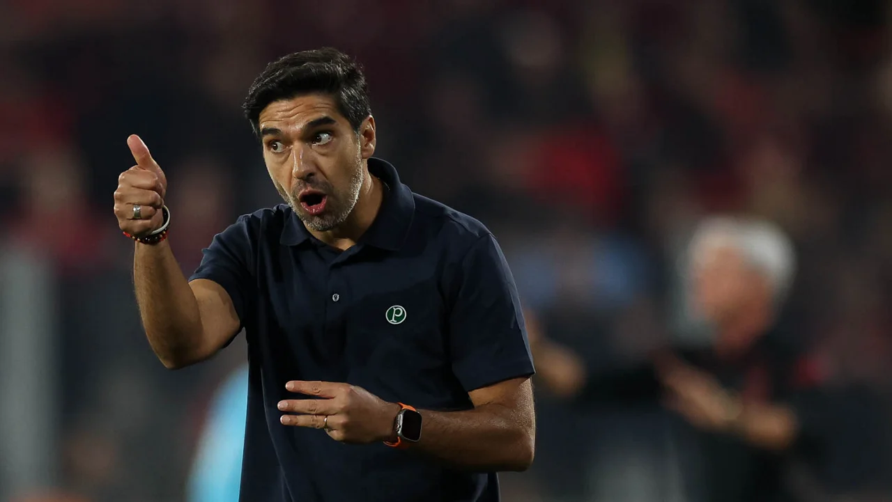 Vitor Roque joga contra o Fluminense? Veja o que diz Abel sobre presença do atacante