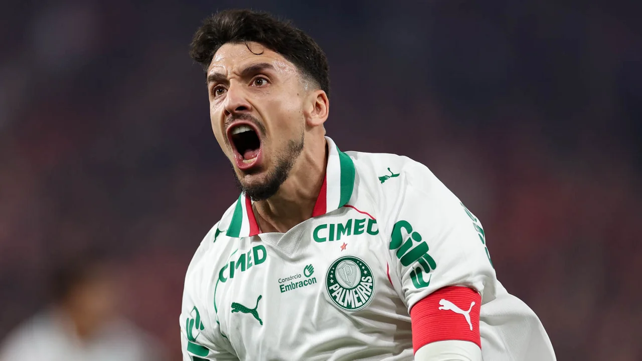 Palmeiras supera expulsão, bate Athletico-PR e seca Flamengo para manter ponta