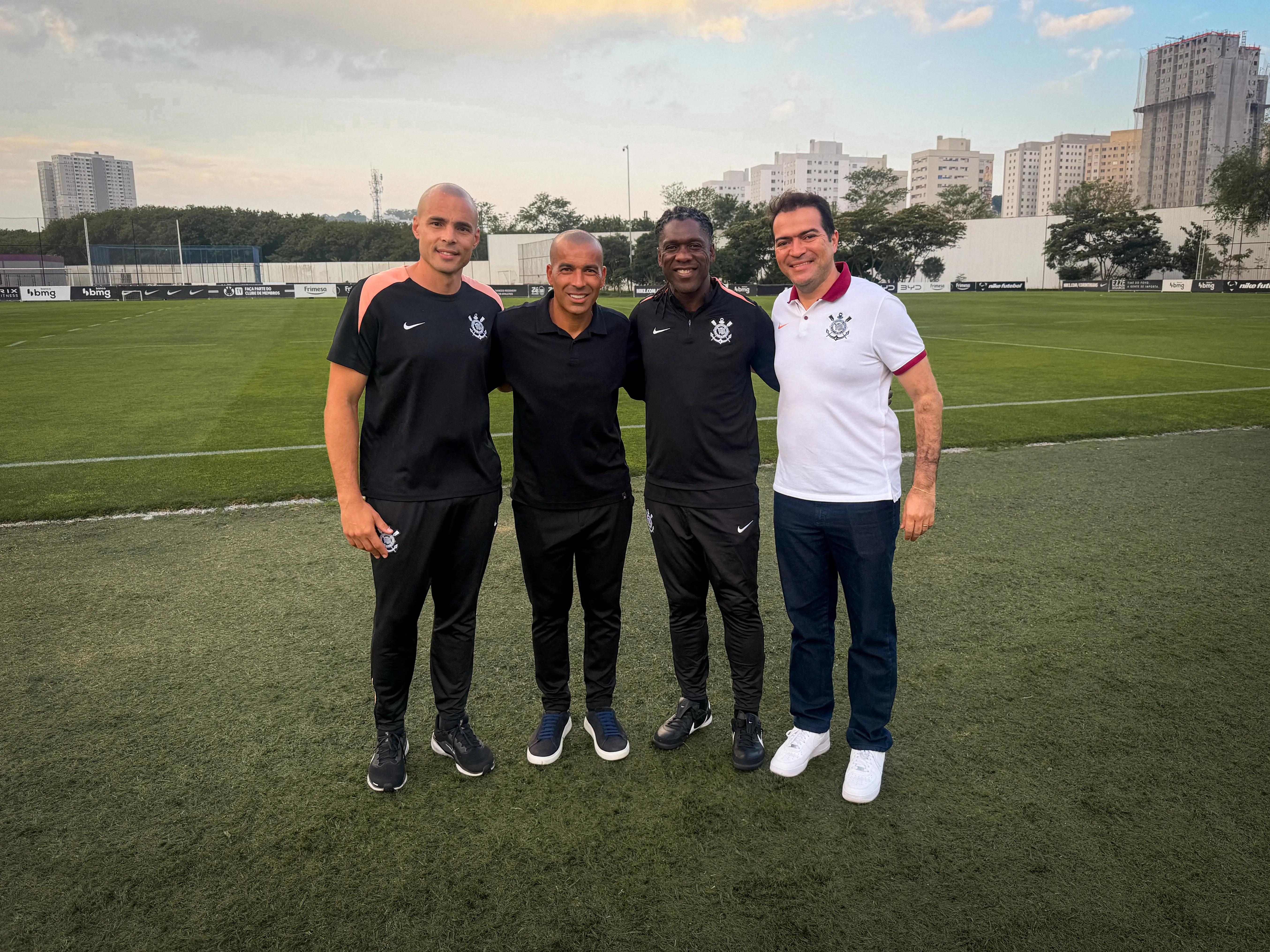 Com novidade em campo, Seedorf comanda atividade em dois períodos no Corinthians