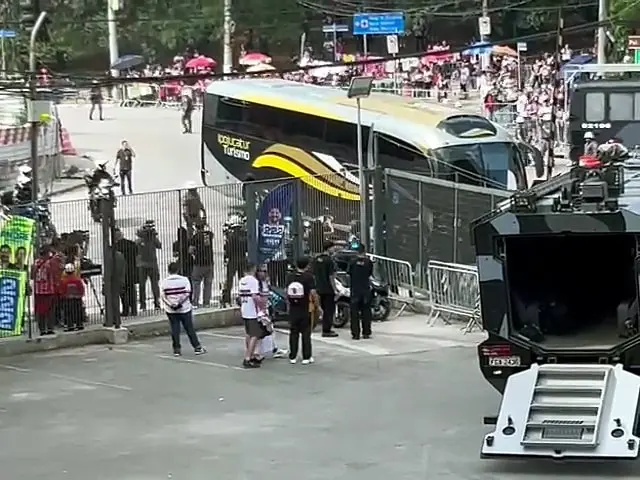 Ônibus do Corinthians chega ao Morumbis para final do Brasileiro feminino sob vaias