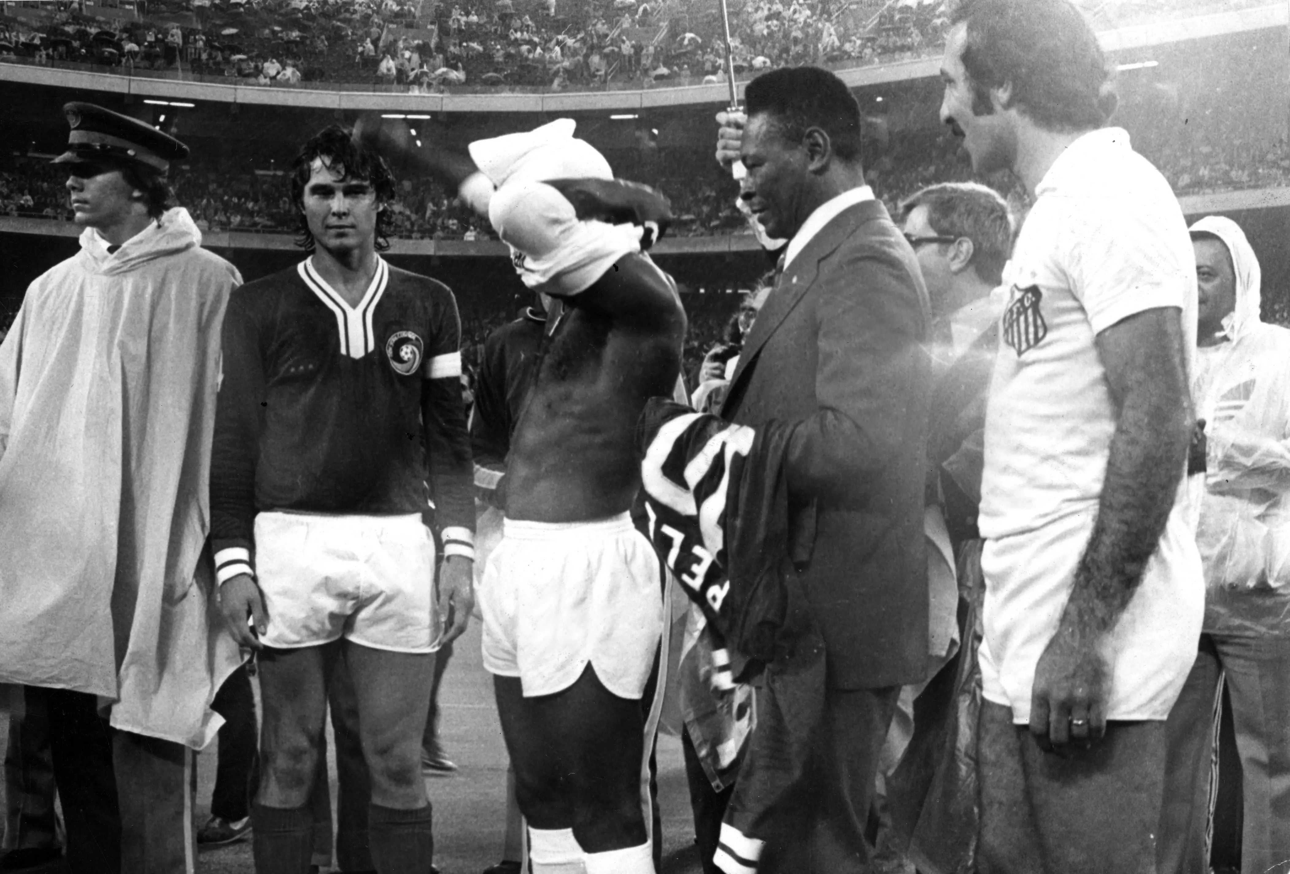 Há 49 anos, Pelé disputava sua última partida com a camisa do Santos; relembre em fotos