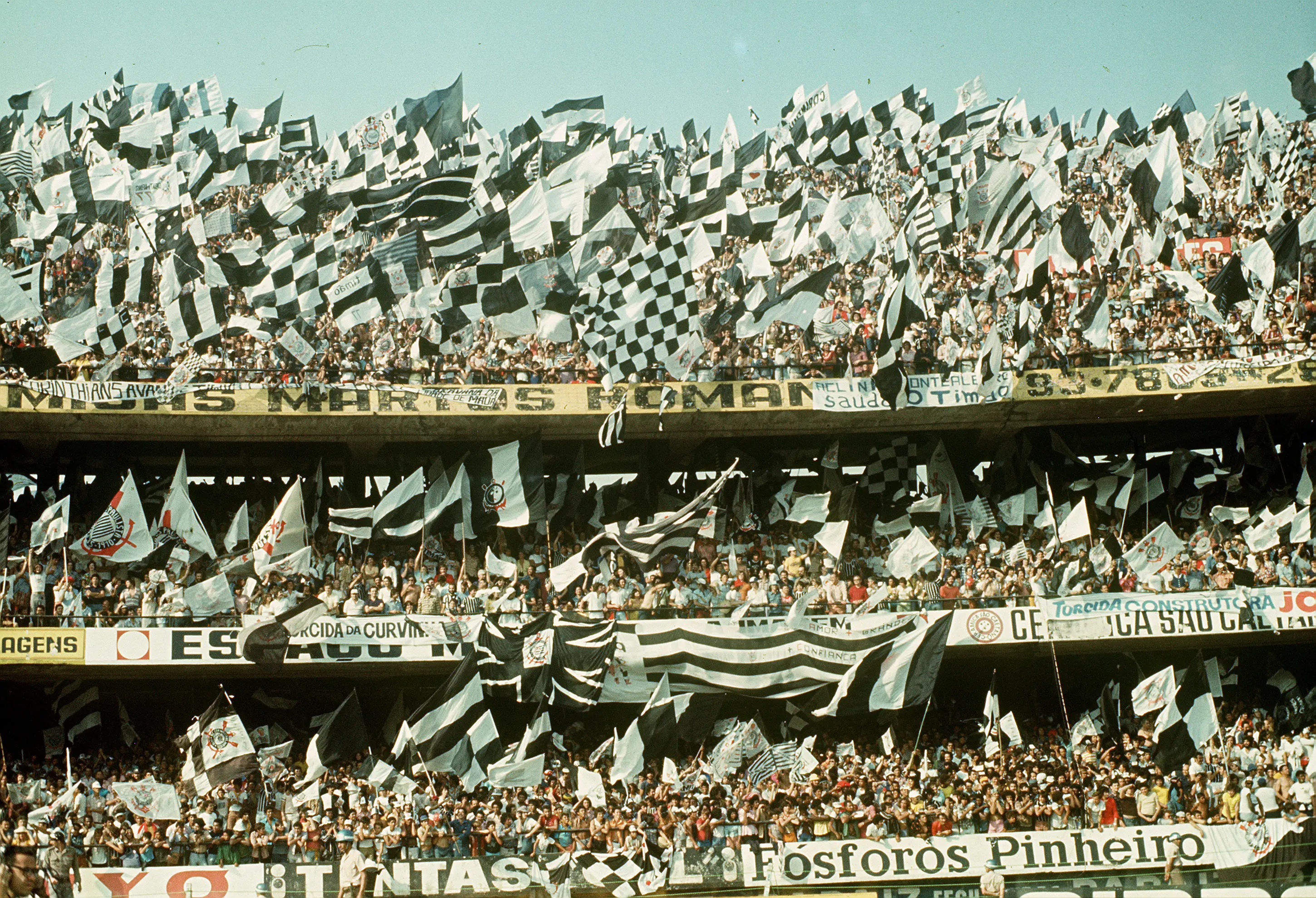 Há 49 anos, Corinthians obtinha o maior público da história do Morumbi; relembre em fotos