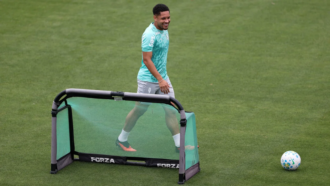Vitor Roque treina com bola, e Palmeiras se reapresenta após classificação