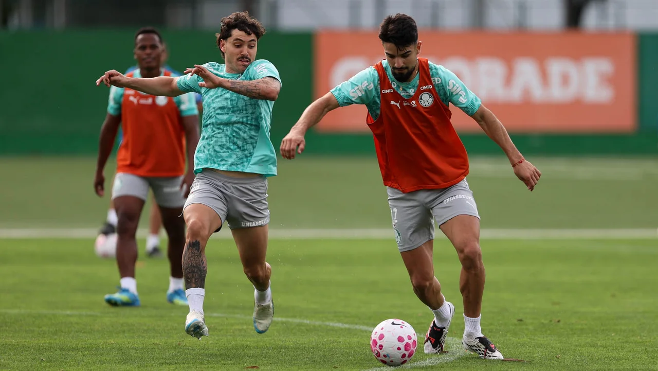 Com Roque na parte interna, Abel esboça escalação para jogo com Bragantino
