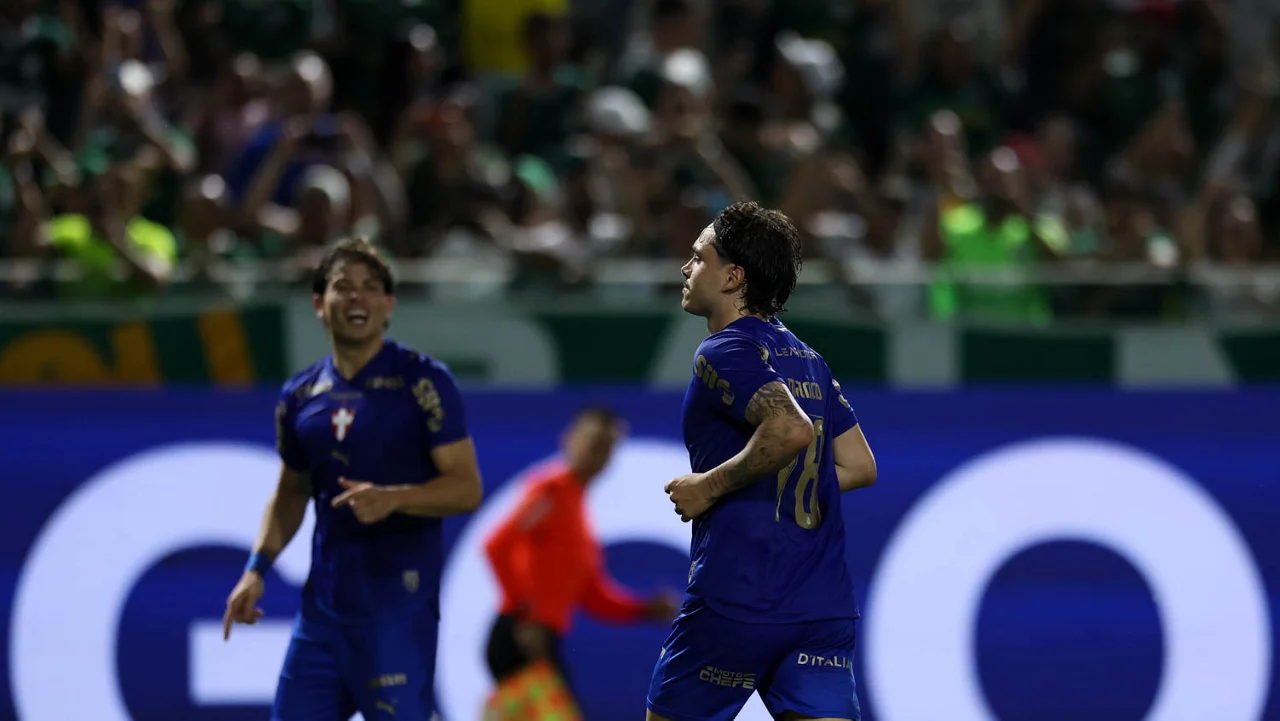 Palmeiras vence o Bragantino, assume a liderança do Brasileirão e seca o Flamengo