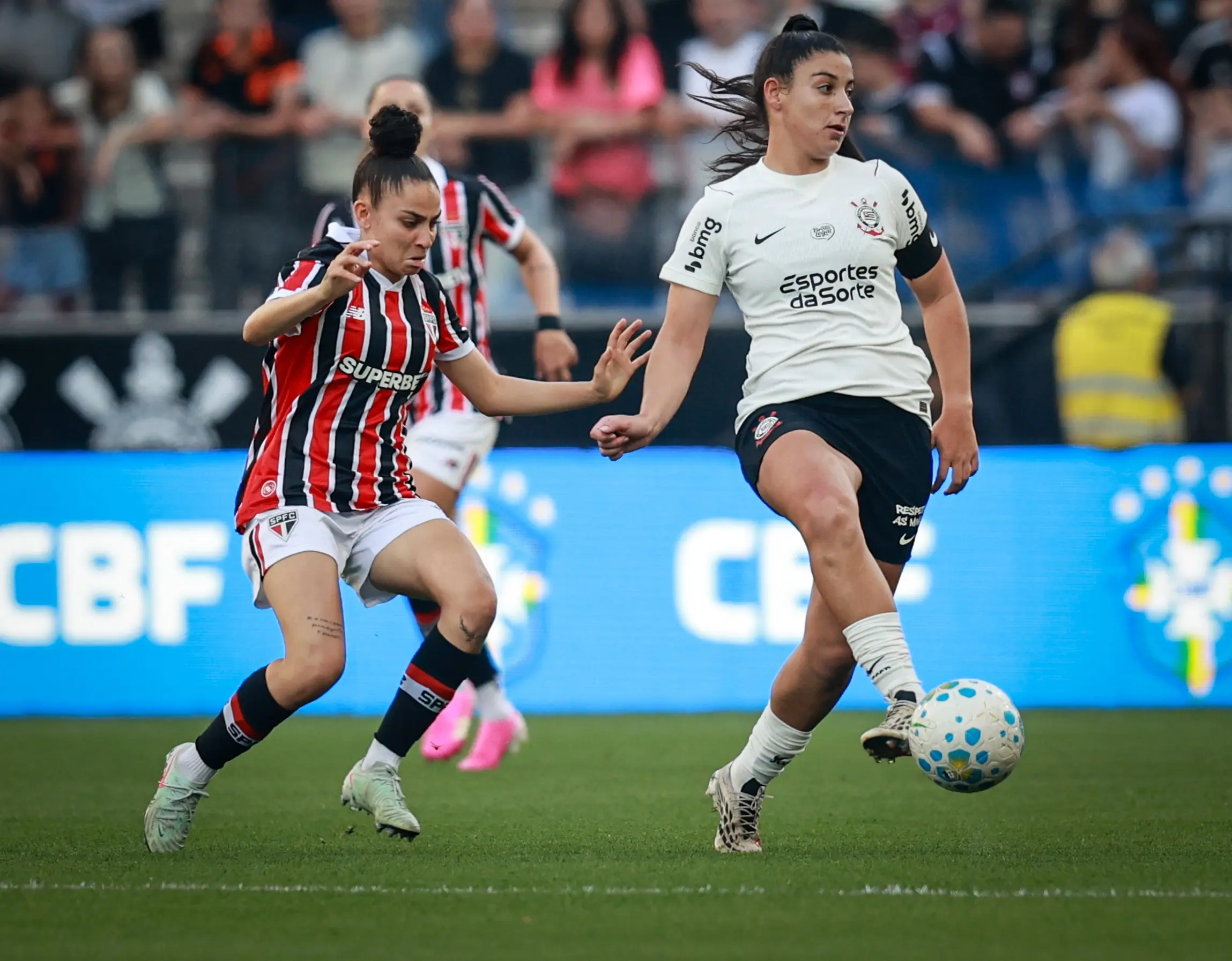 Em ano de dificuldades, São Paulo e Corinthians duelam por alívio com título no feminino