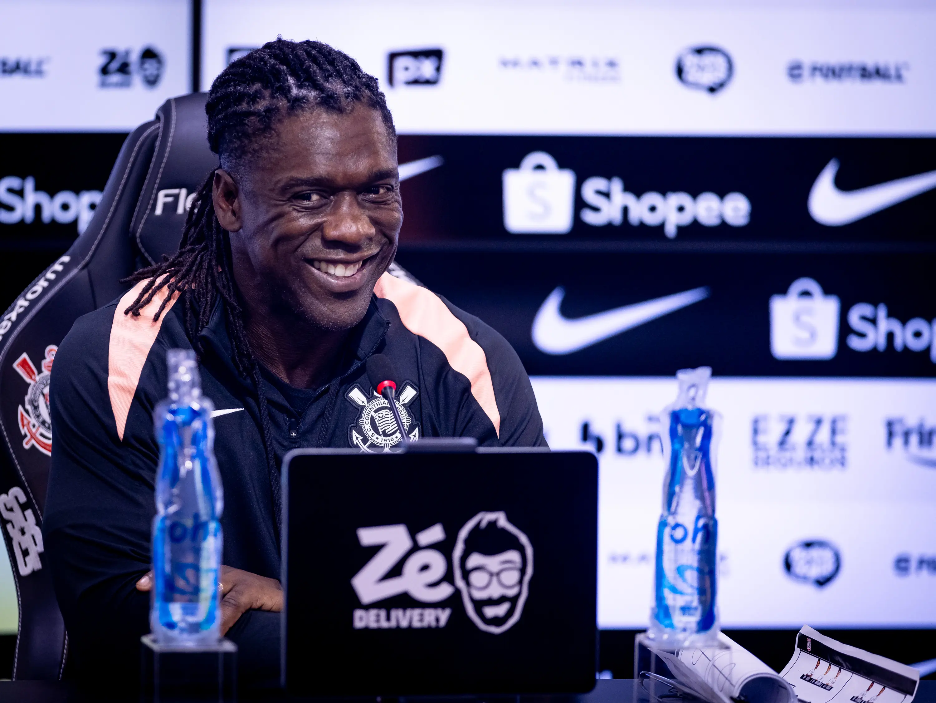 Seedorf destaca coragem e experiência e define time como ‘leão ferido’