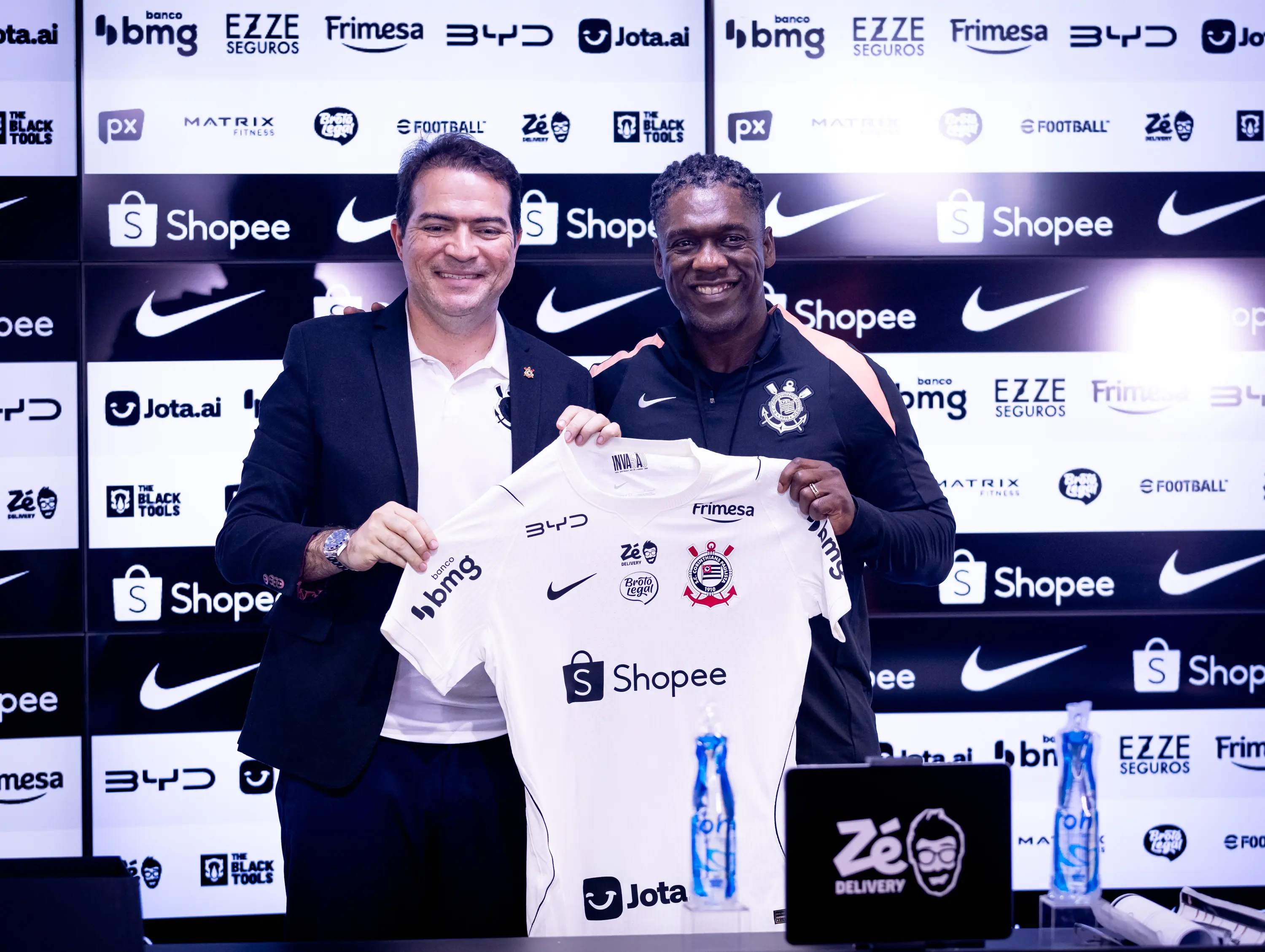 Seedorf justifica sete anos sem treinar e celebra chance no Corinthians: “Leão ferido”