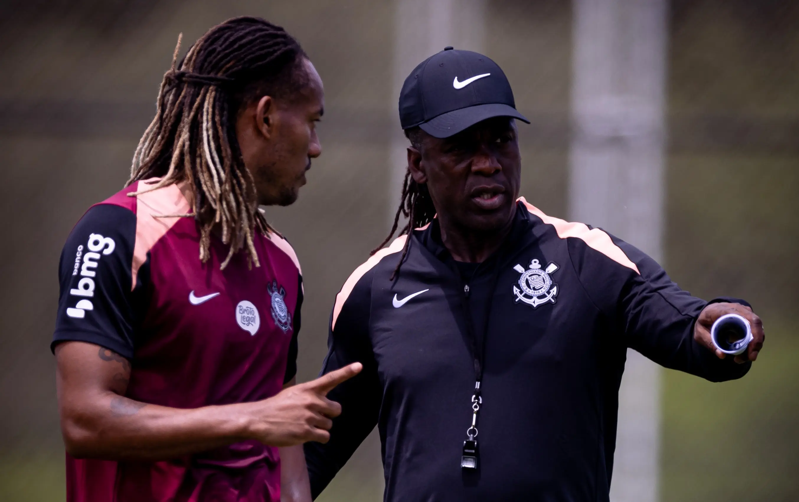 Bastidores do primeiro dia de Seedorf no comando do Corinthians