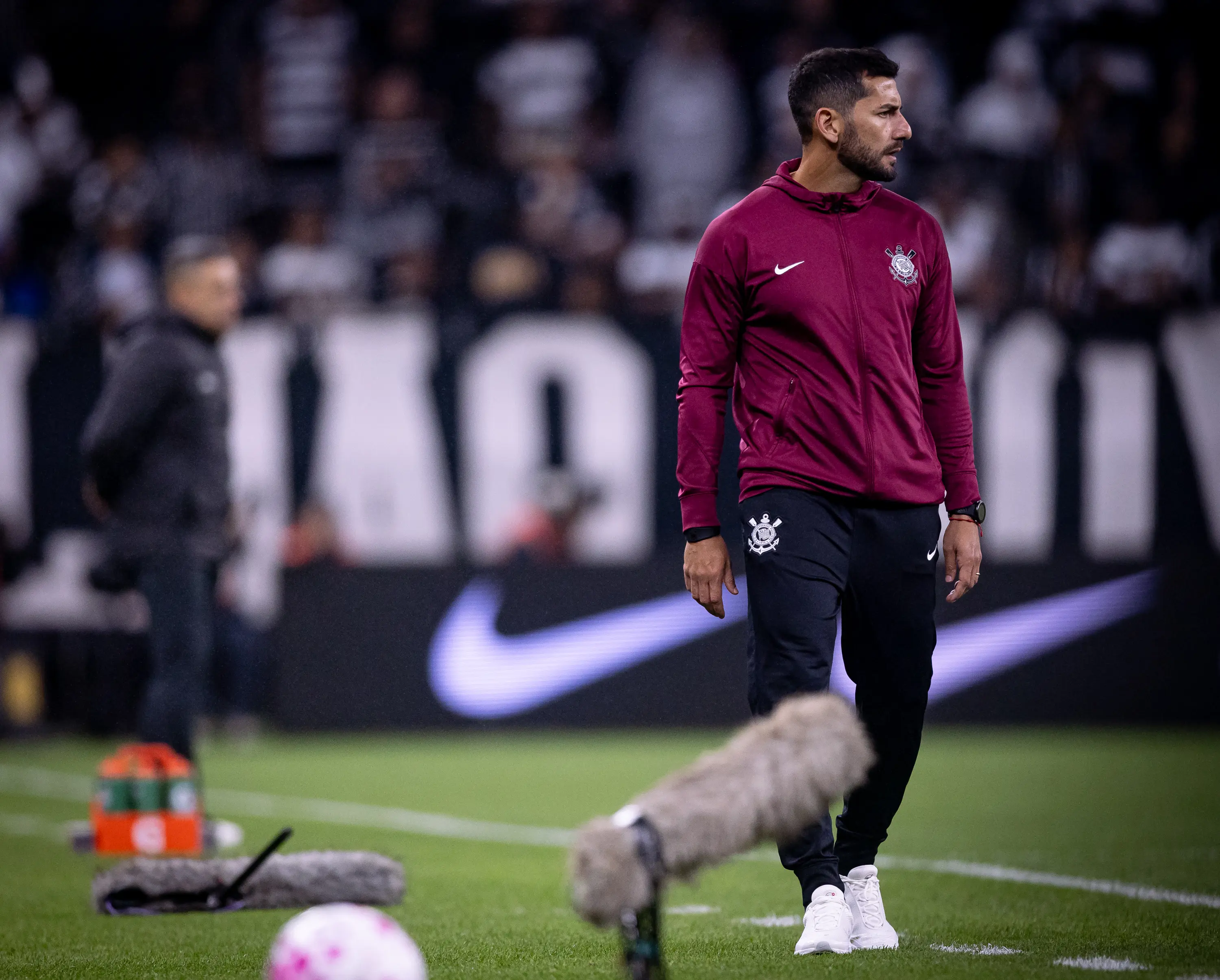Auxiliar lamenta falta de eficiência e vê elenco do Corinthians unido com Seedorf