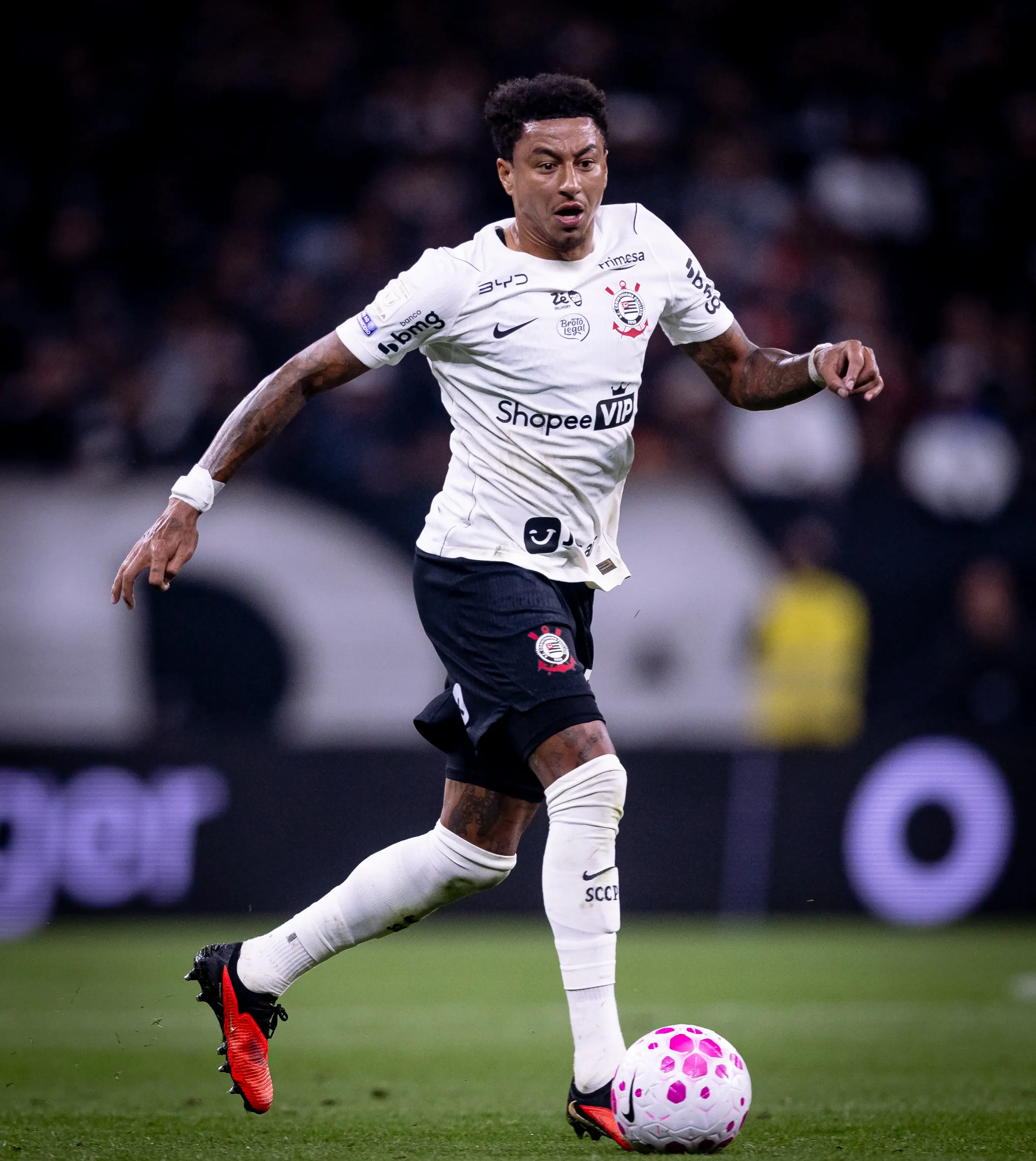 Lingard recebe amarelo e desfalca o Corinthians diante do Mirassol