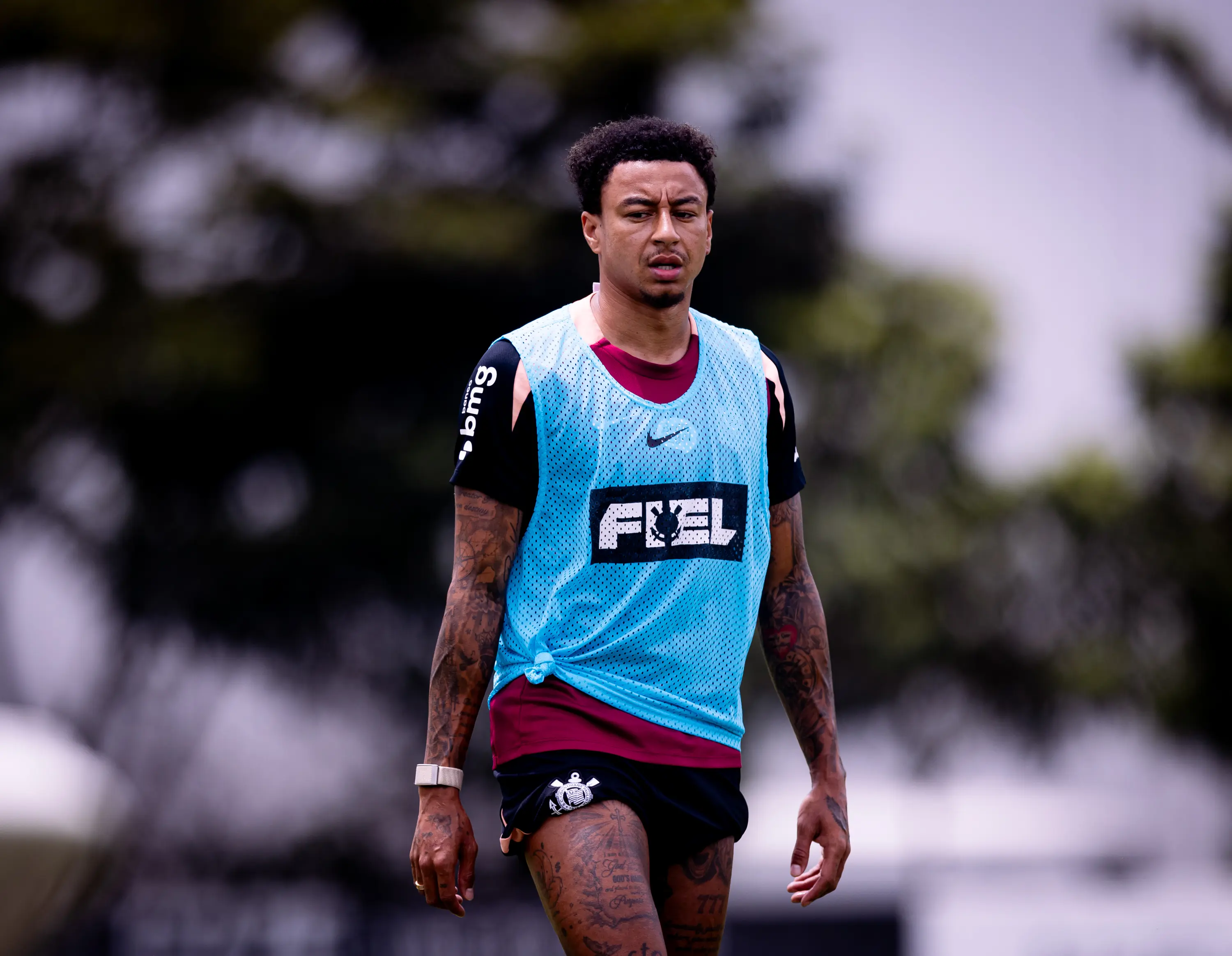 Corinthians confirma pequenas fraturas nas costelas de Jesse Lingard