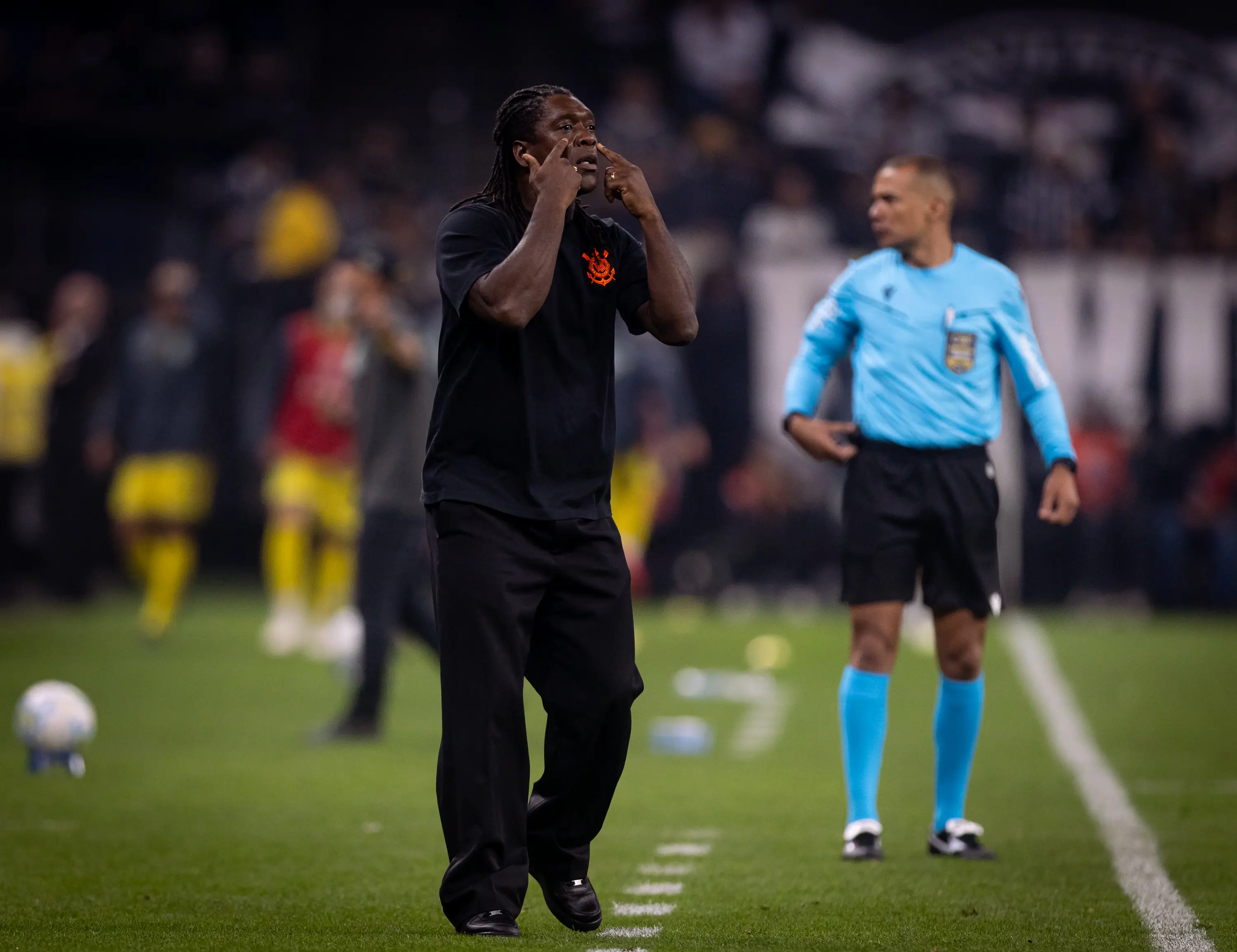 Seedorf indica substituto de Matheuzinho no Corinthians contra o São Paulo