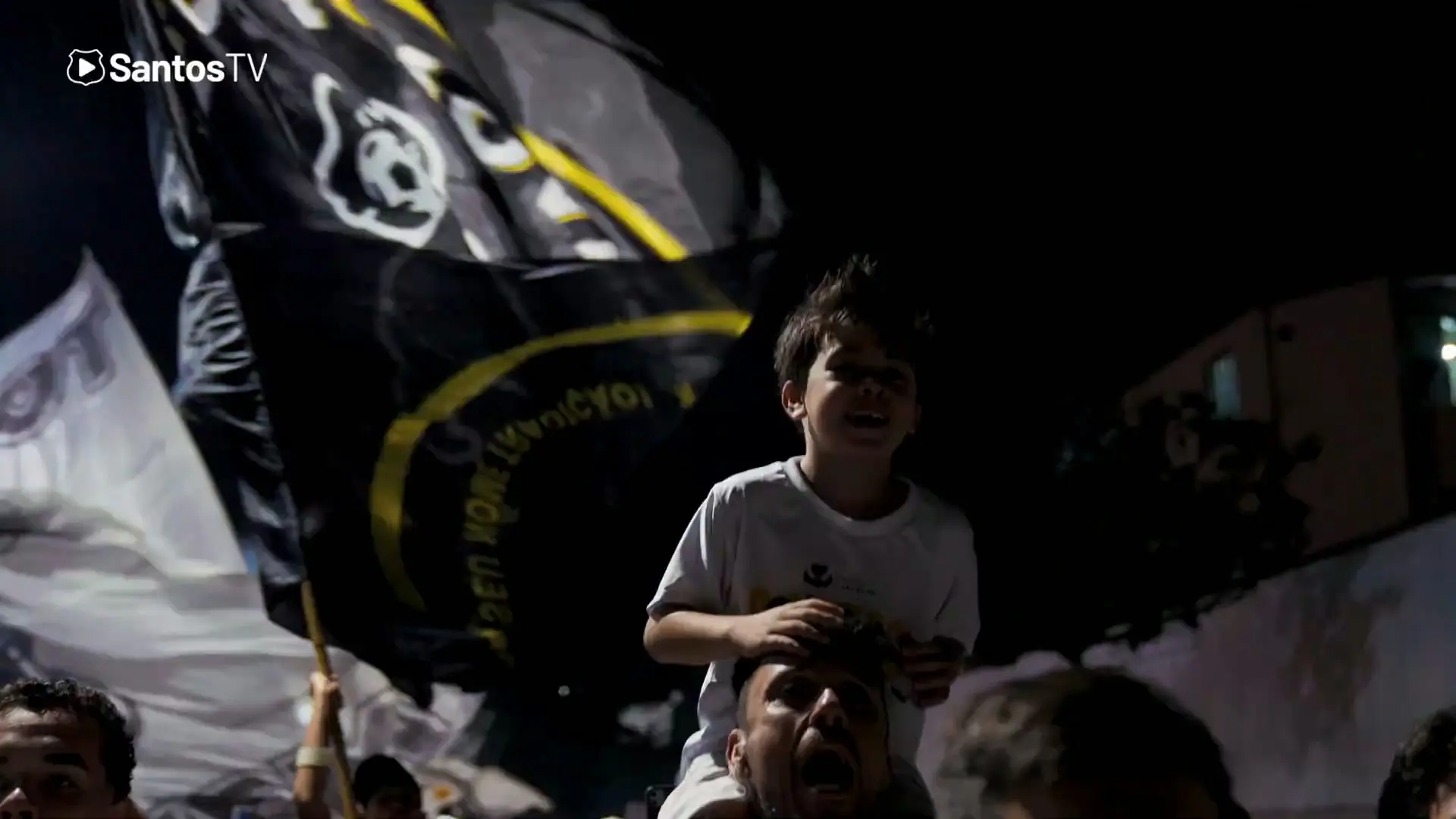 Festa fantástica da torcida do Santos nos arredores da Vila; confira