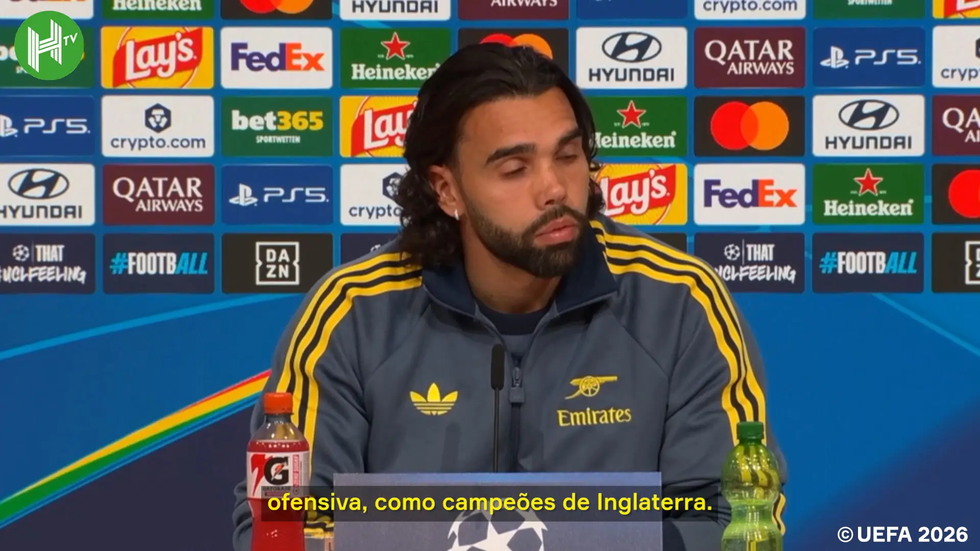 Raya responde às críticas ao estilo de jogo do Arsenal