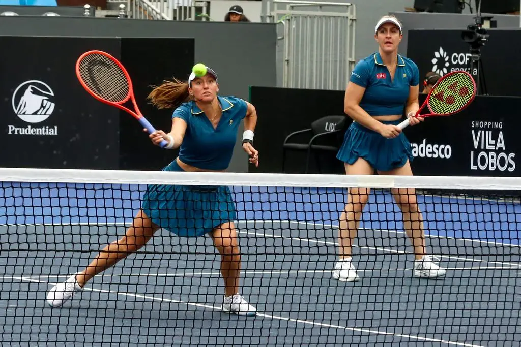 Luisa Stefani vence na estreia do WTA 1000 de Pequim ao lado de canadense