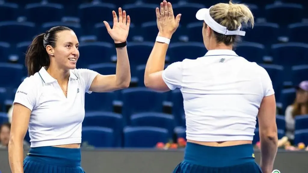 Luisa Stefani alcança 11ª semifinal da temporada e segue em busca do título em Pequim