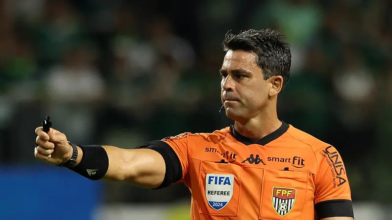 CBF define arbitragem de Santos x Palmeiras pelo Brasileirão; confira