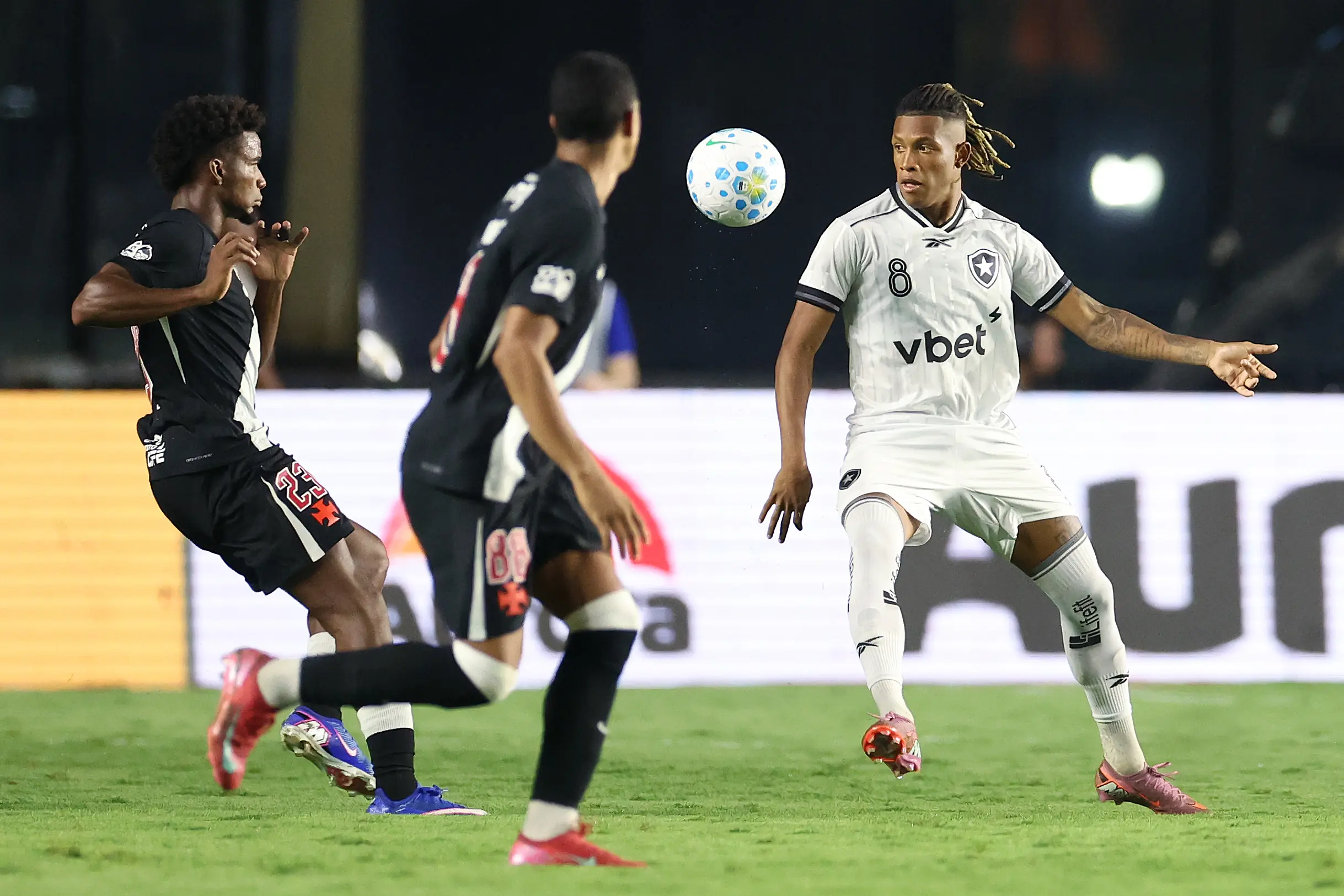Botafogo x Vasco pelo Brasileirão: onde assistir, estatísticas, histórico e prováveis escalações