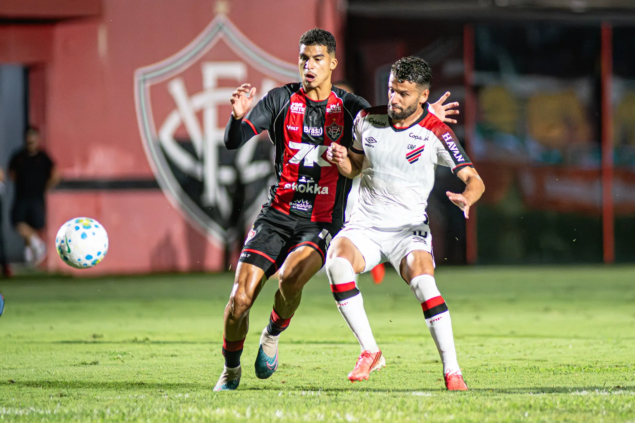 Vitória e Athletico-PR duelam no Barradão em busca de objetivos distintos na Série a​‌​