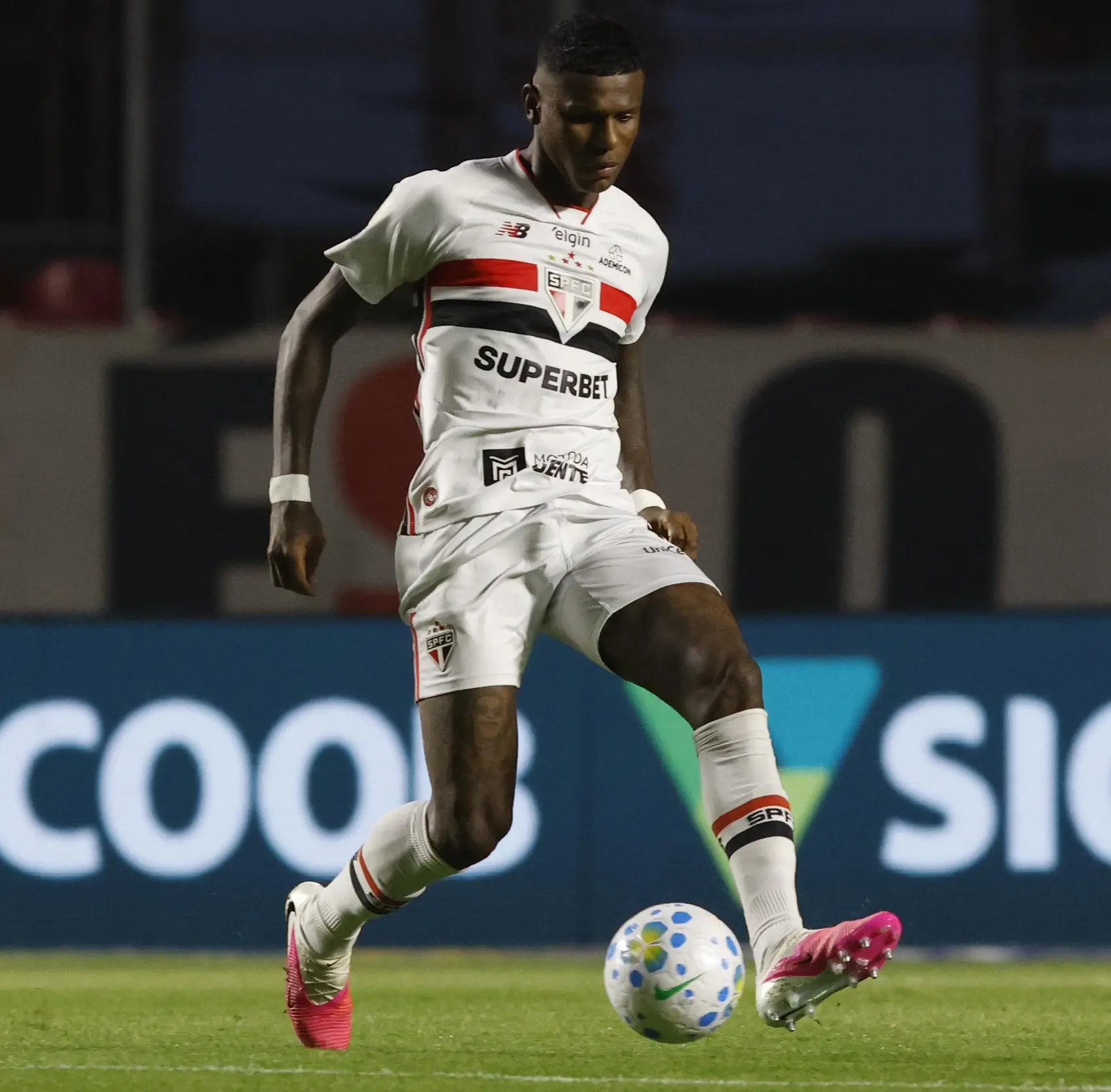 Arboleda lamenta falta de concentração em derrota do São Paulo: “Pedir desculpas ao torcedor”